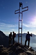 03 Alla croce di vetta dello Zucco Sileggio (1373 m) controsole verso i Corni di Canzo